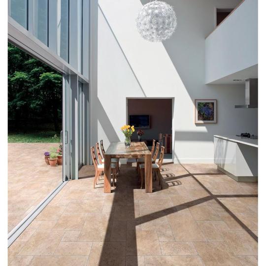 rimska zmiesana vyskladba moderna travertin bezovy vapencovy kamenovy mrazuvzdorny gresova dlazba dlazdice podlahovy obklad keramika rustikalna stredomorska obyvacia izba terasa.jpg